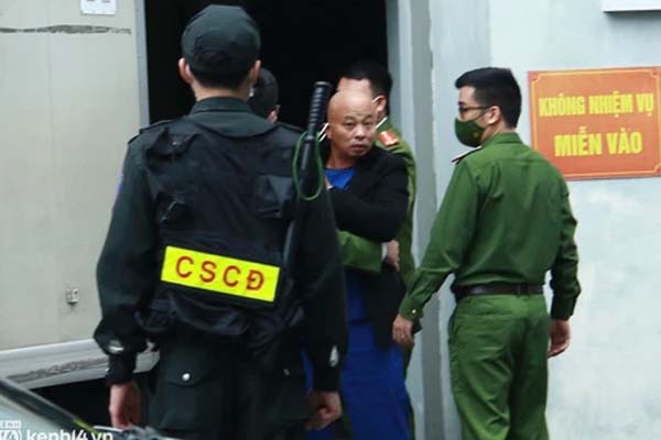 Truy tìm tung tích người phụ nữ chết ở bãi đất trống ven đường-2