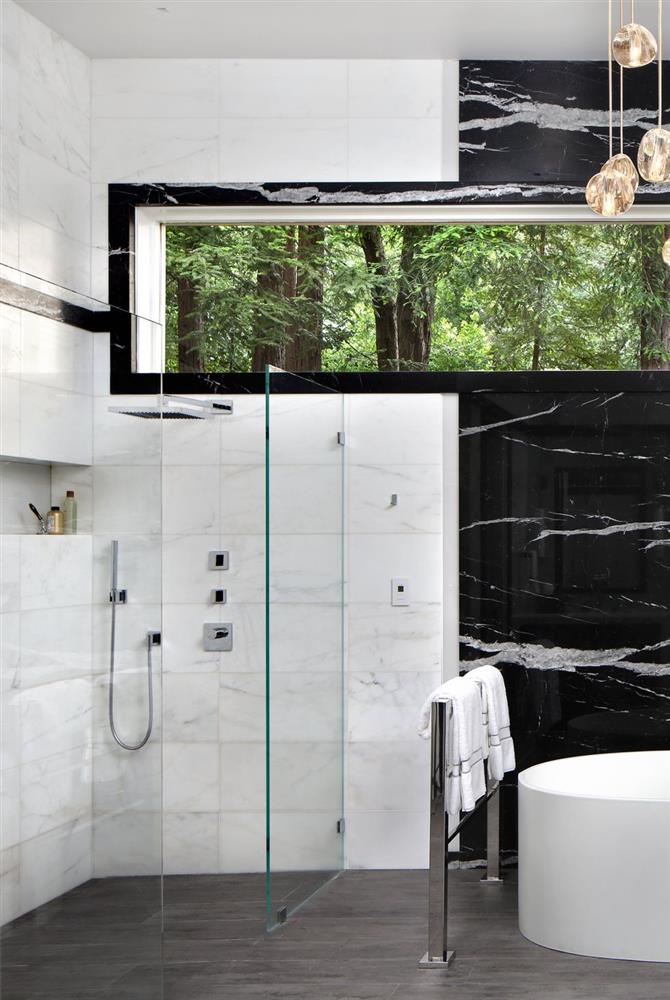 Những mẫu phòng tắm sang trọng với vòi sen đứng tiện dụng, giúp bạn trút xả mọi buồn phiền mệt mỏi trong ngày-16