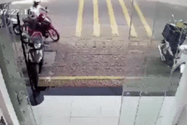 Trộm húc tung cửa hàng đồ trang sức trong đêm-1