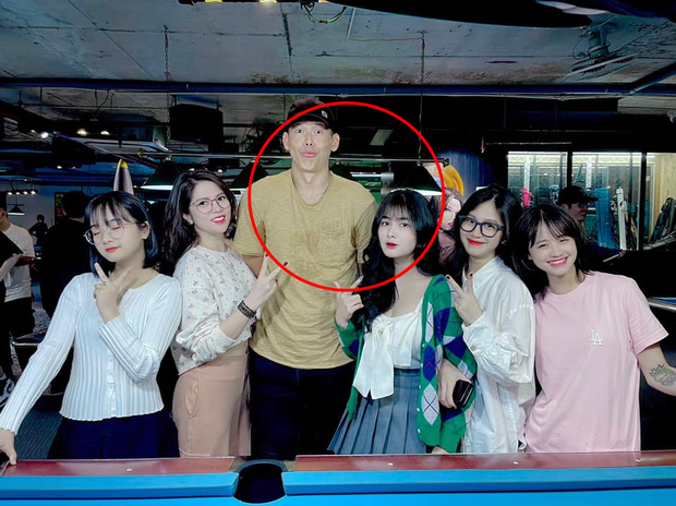 Cô gái gây sốt khi xuất hiện trên tivi khiến netizen nổi đoá vì bất chấp lột khẩu trang nhảy nhót ở nơi đông người-5