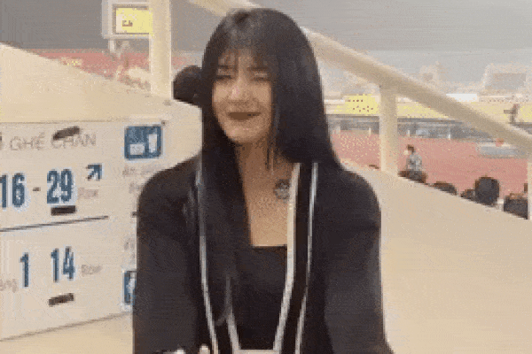 Cô gái gây sốt khi xuất hiện trên tivi khiến netizen nổi đoá vì bất chấp lột khẩu trang nhảy nhót ở nơi đông người
