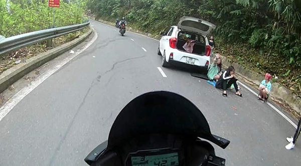 Nhóm khách nữ vô ý thức dừng xe ngay khúc cua đường đèo, vô tư ngồi ăn uống gây phẫn nộ-1
