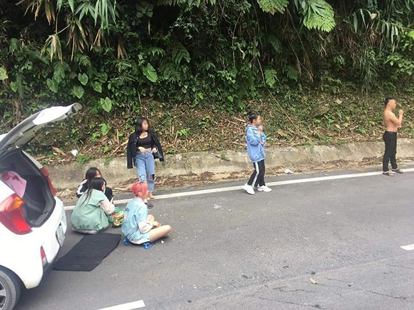 Nhóm khách nữ vô ý thức dừng xe ngay khúc cua đường đèo, vô tư ngồi ăn uống gây phẫn nộ-2