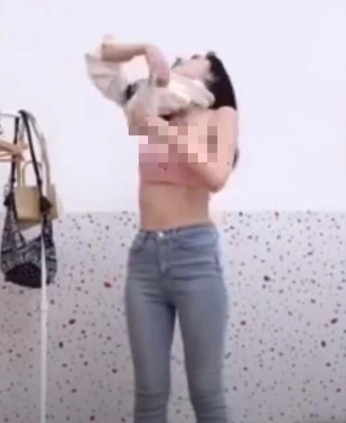 Hot girl thản nhiên lột đồ ngay trên sóng livestream khiến người xem sốc nặng-2