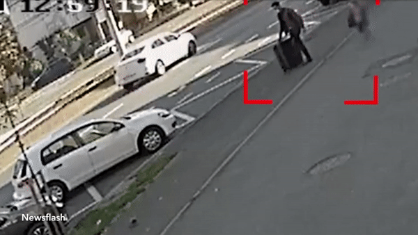 Bé trai đi theo cha dượng mà không biết trong vali chứa xác chị, hành động tiếp theo của đứa trẻ cho thấy sự tàn nhẫn của hung thủ-2