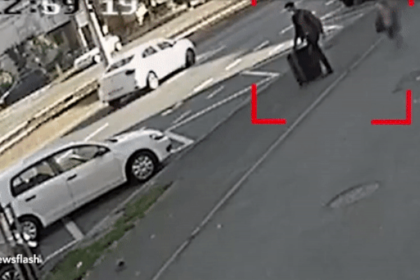 Bé trai đi theo cha dượng mà không biết trong vali chứa xác chị, hành động tiếp theo của đứa trẻ cho thấy sự tàn nhẫn của hung thủ