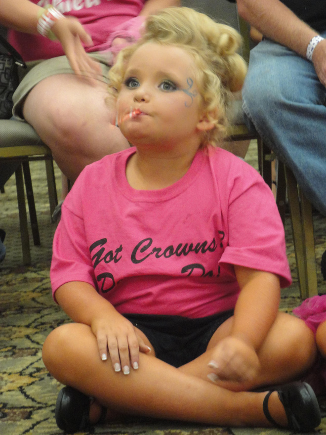 Hoa hậu 6 tuổi từng là bảo bối showbiz Mỹ: Vẻ ngoài tuổi thiếu nữ bị miệt thị chê cười, vật lộn tìm lại chính mình sau hàng loạt biến cố-3