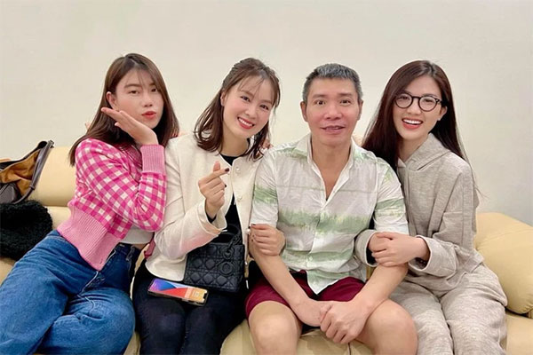 Vợ cũ và dàn sao nổi tiếng tới thăm Công Lý tại nhà riêng, bất ngờ với thần sắc sau 1 tháng xuất viện-7