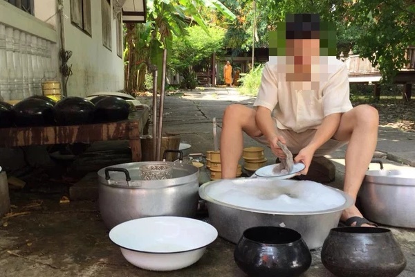 Chàng đích tôn 30 tuổi chưa vợ và những khoảnh khắc hết hồn vì gia đình: Đúng là đàn ông rửa bát quét nhà, đàn bà ngồi chơi-1