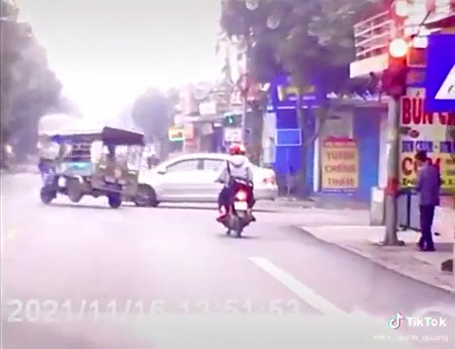 Xe ba gác vượt đèn đỏ giữa ngã tư, suýt gây tai nạn vẫn thản nhiên lặn mất tăm-1