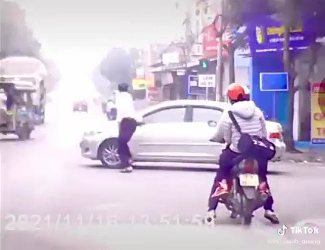 Xe ba gác vượt đèn đỏ giữa ngã tư, suýt gây tai nạn vẫn thản nhiên lặn mất tăm-2