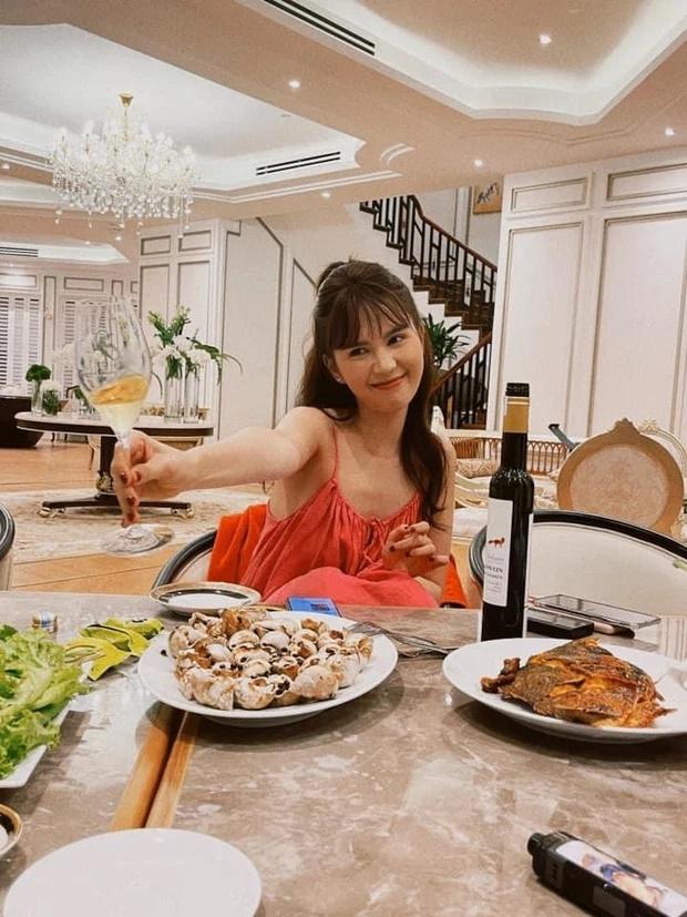 Tăng cân mà Ngọc Trinh vẫn gầy trơ xương ngực, vòng 1 bốc lửa đâu rồi?-1