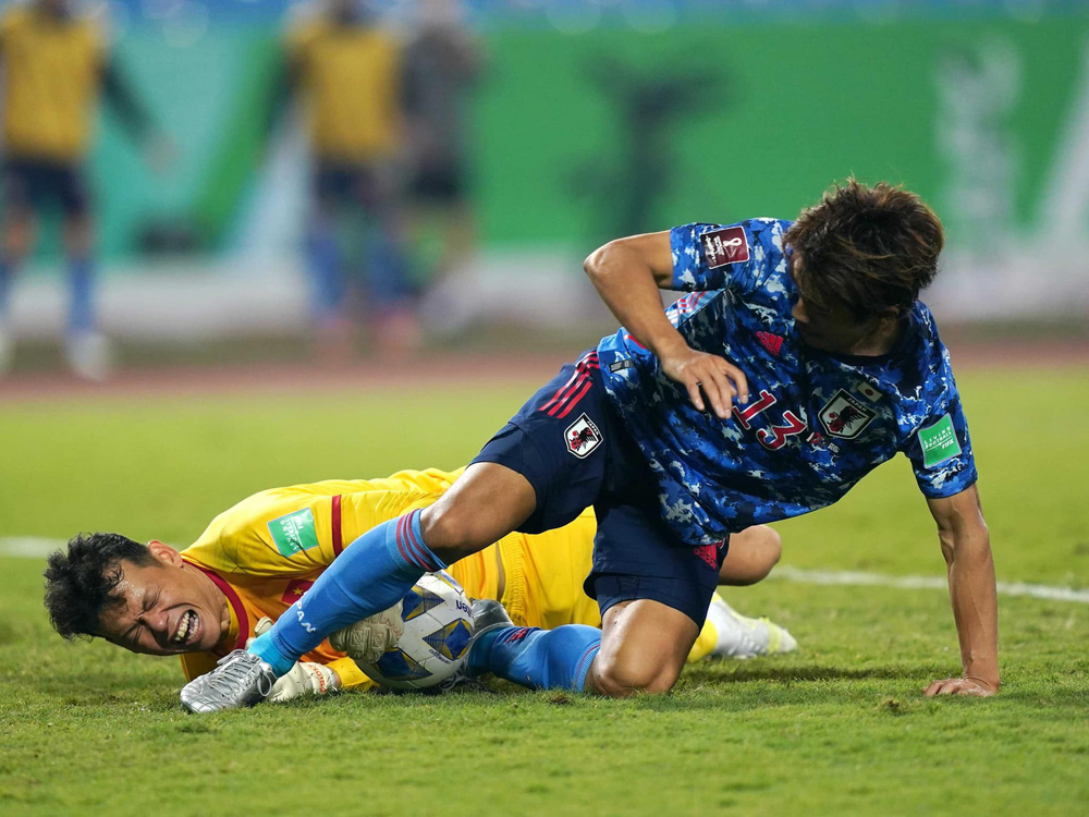 Bị mỉa mai già rồi, nghỉ đi, thủ môn Bùi Tấn Trường nói 1 câu mà MXH dậy sóng-1