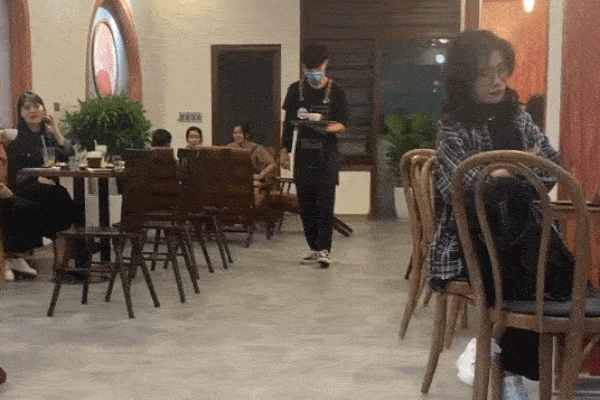 Mối thù lớn nhất đời người làm nghề bưng bê: Nhìn mà vừa thương vừa buồn cười-1
