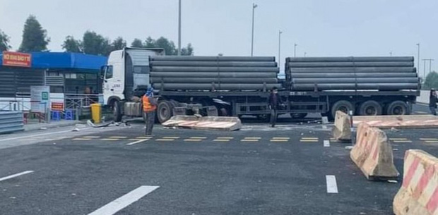 Xe đầu kéo gây tai nạn liên hoàn, tông chết người phụ nữ tại chốt kiểm soát dịch Covid-19-1