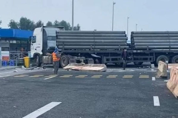 Cô gái trẻ tử vong oan ức sau khi đánh lái tránh xe ba bánh đỗ ngược chiều bên đường-2