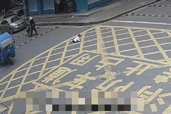 Con trai nằm lăn ra giữa đường khóc, bố lạnh lùng bỏ đi và 8 giây sau đó để lại bài học thót tim cho phụ huynh