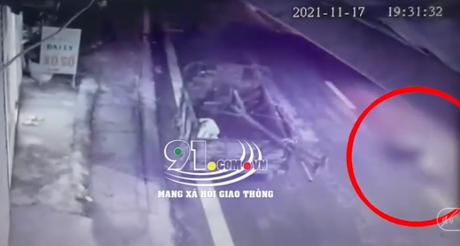 Cô gái trẻ tử vong oan ức sau khi đánh lái tránh xe ba bánh đỗ ngược chiều bên đường-1