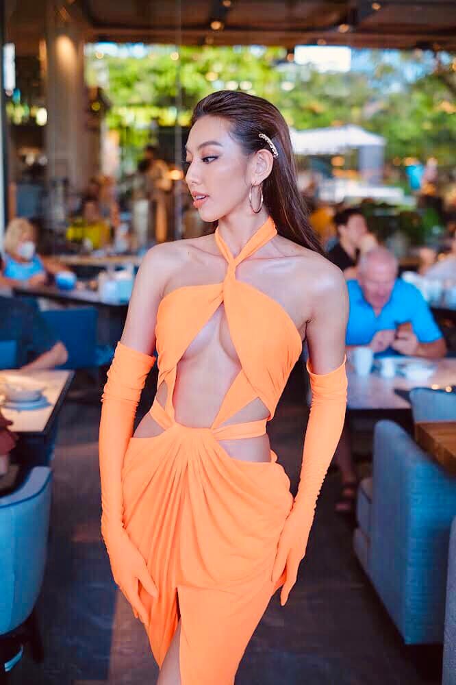 Bộ đầm của Thùy Tiên hở thế nào mà ai cũng phải cảm thán: Làm ơn che dùm cái rốn lại!”-2