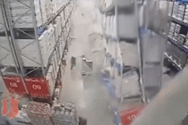 Kệ hàng đựng hàng nghìn chai rượu đổ sập, nam công nhân may mắn thoát chết