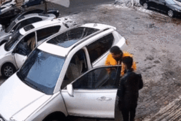 Tảng băng rơi từ tầng 15 đập vỡ kính ô tô, 2 người may mắn thoát nạn