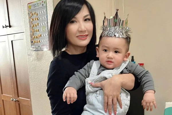 Bố Wendy hiếm hoi xuất hiện trong tiệc thôi nôi của cháu ngoại, con gái Phi Nhung tiết lộ nhóc tỳ nối nghiệp với bà-8