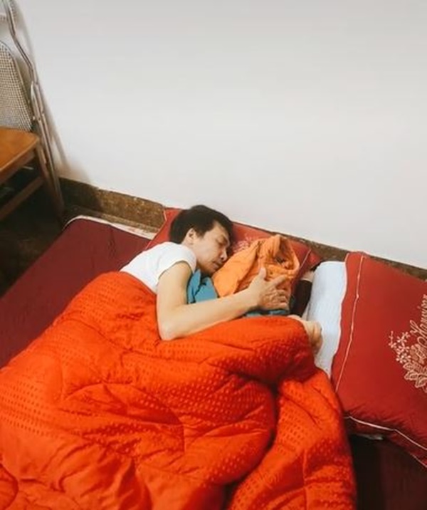 15 năm chồng chăm sóc vợ ung thư, từ ngày vợ qua đời đêm nào cũng ôm áo ngủ vì thương nhớ-1