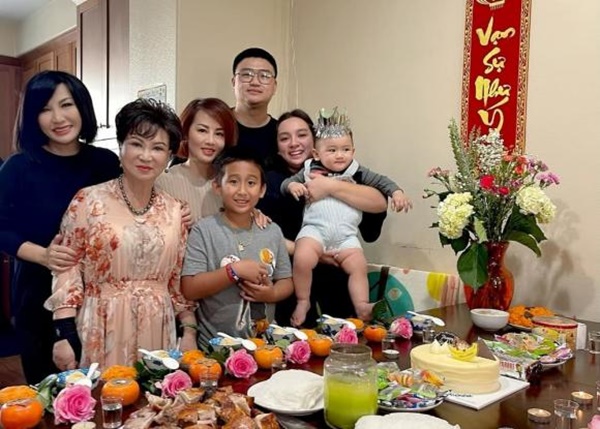 Bố Wendy hiếm hoi xuất hiện trong tiệc thôi nôi của cháu ngoại, con gái Phi Nhung tiết lộ nhóc tỳ nối nghiệp với bà-1