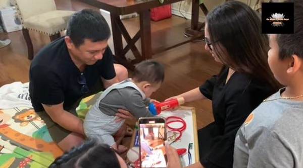 Bố Wendy hiếm hoi xuất hiện trong tiệc thôi nôi của cháu ngoại, con gái Phi Nhung tiết lộ nhóc tỳ nối nghiệp với bà-2