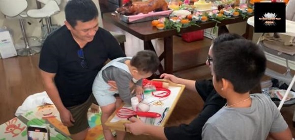 Bố Wendy hiếm hoi xuất hiện trong tiệc thôi nôi của cháu ngoại, con gái Phi Nhung tiết lộ nhóc tỳ nối nghiệp với bà-3