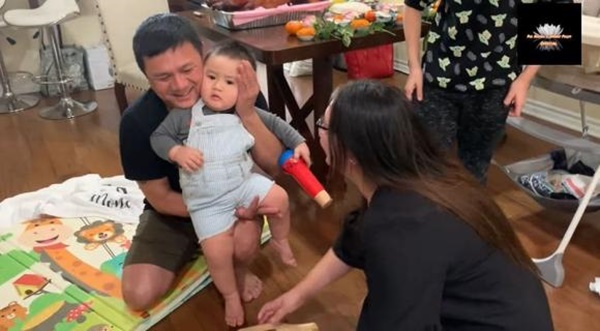 Bố Wendy hiếm hoi xuất hiện trong tiệc thôi nôi của cháu ngoại, con gái Phi Nhung tiết lộ nhóc tỳ nối nghiệp với bà-4