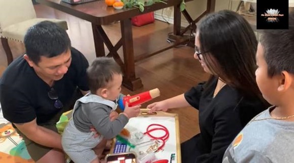 Bố Wendy hiếm hoi xuất hiện trong tiệc thôi nôi của cháu ngoại, con gái Phi Nhung tiết lộ nhóc tỳ nối nghiệp với bà-5