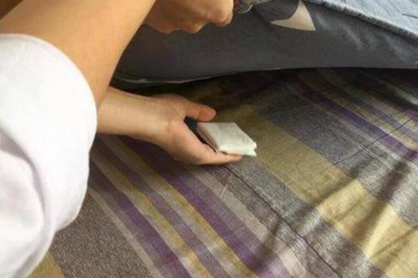 Bôi một ít kem dưỡng da tay đã hết hạn sử dụng lên cánh cửa, ai ngờ có tác dụng hiệu quả-9