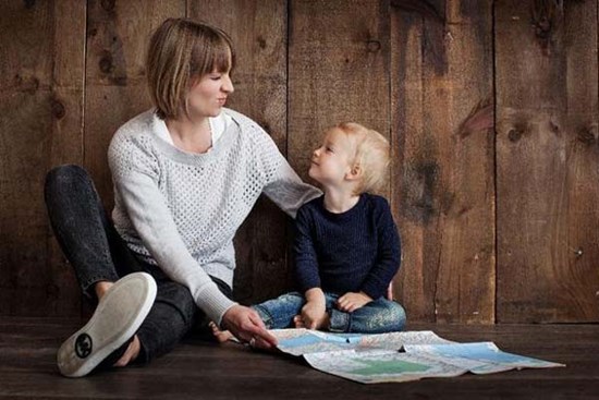 Học mẹ Pháp cách nuôi dạy con tự lập từ thủa sơ sinh, trẻ chẳng hề quậy phá mà còn cư xử rất văn minh