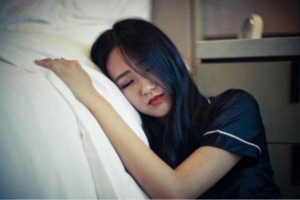 Vợ vừa lên giường thì chồng tức giận hất ra, món đồ anh ném xuống mới khiến cô ngỡ ngàng bật ngửa!-3