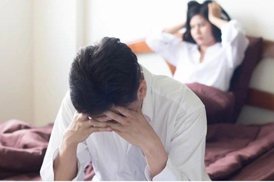 Vợ vừa lên giường thì chồng tức giận hất ra, món đồ anh ném xuống mới khiến cô ngỡ ngàng 