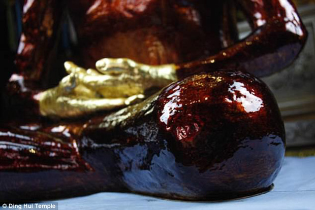 Tưởng bức tượng mạ vàng tinh xảo hóa ra xác ướp nhà sư 1.000 năm tuổi, kết quả chụp CT khiến cả thế giới sốc nặng-3