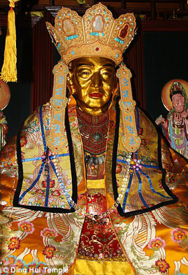 Tưởng bức tượng mạ vàng tinh xảo hóa ra xác ướp nhà sư 1.000 năm tuổi, kết quả chụp CT khiến cả thế giới sốc nặng-5