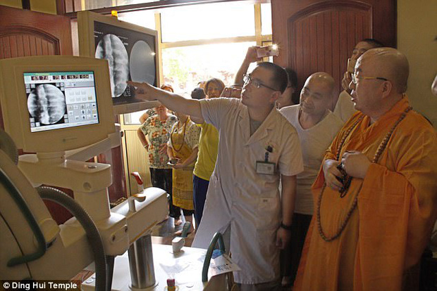 Tưởng bức tượng mạ vàng tinh xảo hóa ra xác ướp nhà sư 1.000 năm tuổi, kết quả chụp CT khiến cả thế giới sốc nặng-7