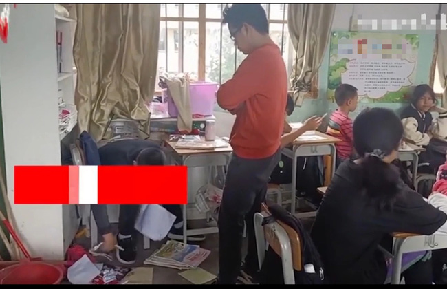 Lỡ mắng nhầm vì tưởng học sinh quên mang sách giáo khoa, thầy giáo có màn xin lỗi khiến dân tình tan chảy: Xứng đáng tha thứ ngàn lần-1