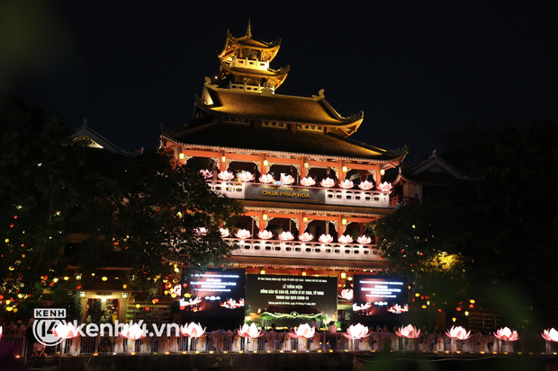 Nghẹn lòng những lời nhắn trên hoa đăng tưởng niệm đồng bào đã mất vì dịch Covid-19-1