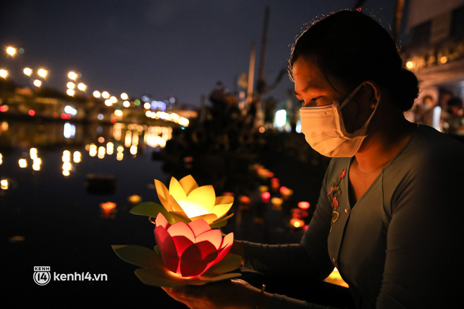 Nghẹn lòng những lời nhắn trên hoa đăng tưởng niệm đồng bào đã mất vì dịch Covid-19-10