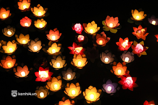 Nghẹn lòng những lời nhắn trên hoa đăng tưởng niệm đồng bào đã mất vì dịch Covid-19-11