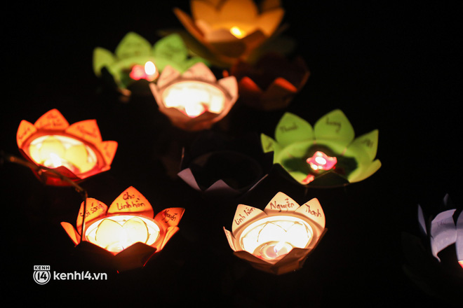 Nghẹn lòng những lời nhắn trên hoa đăng tưởng niệm đồng bào đã mất vì dịch Covid-19-12