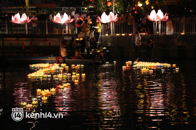 Nghẹn lòng những lời nhắn trên hoa đăng tưởng niệm đồng bào đã mất vì dịch Covid-19-2