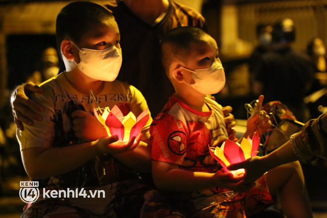 Nghẹn lòng những lời nhắn trên hoa đăng tưởng niệm đồng bào đã mất vì dịch Covid-19-3