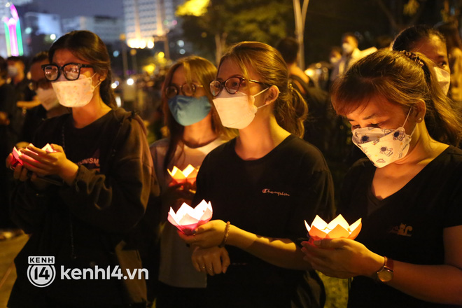 Nghẹn lòng những lời nhắn trên hoa đăng tưởng niệm đồng bào đã mất vì dịch Covid-19-4