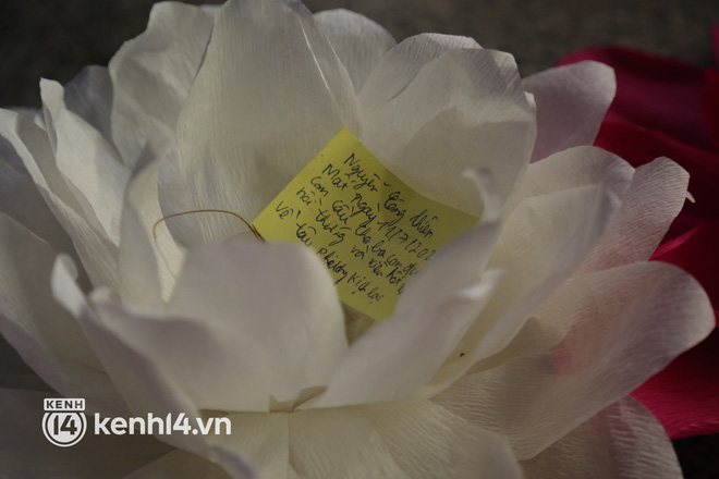 Nghẹn lòng những lời nhắn trên hoa đăng tưởng niệm đồng bào đã mất vì dịch Covid-19-6