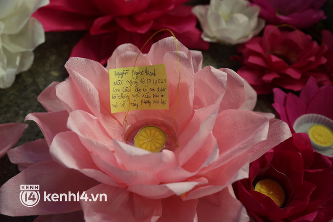 Nghẹn lòng những lời nhắn trên hoa đăng tưởng niệm đồng bào đã mất vì dịch Covid-19-7