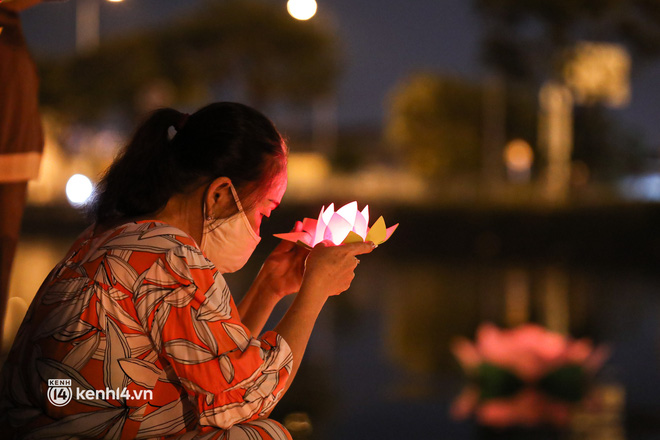 Nghẹn lòng những lời nhắn trên hoa đăng tưởng niệm đồng bào đã mất vì dịch Covid-19-9